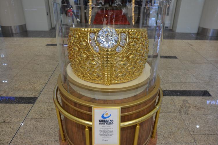 مركز صحارى يعرض أكبر خاتم ذهبي في العالم