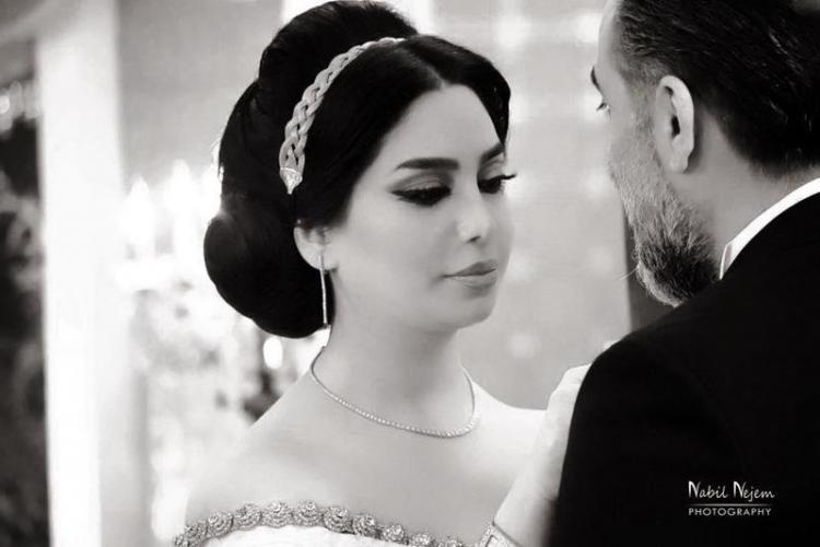 النجمة السورية رنا الأبيض تتألق بفستان زفاف ساحر