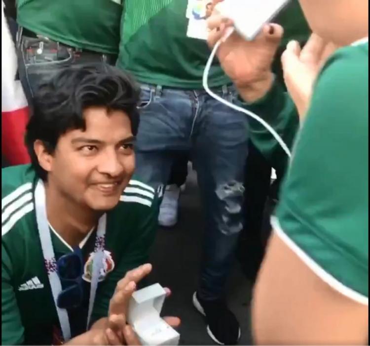 مكسيكي يطلب الزواج من صديقته احتفالًا بالفوز على ألمانيا