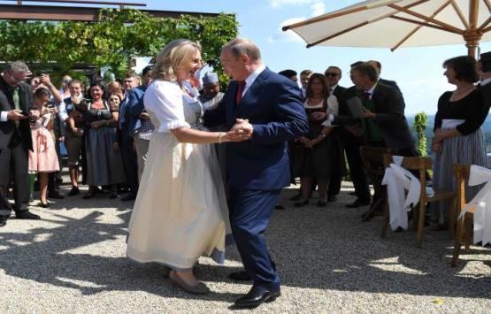 الرئيس الروسي فلاديمير بوتين في حفل زفاف وزيرة الخارجية النمساوية كارين كنايسل