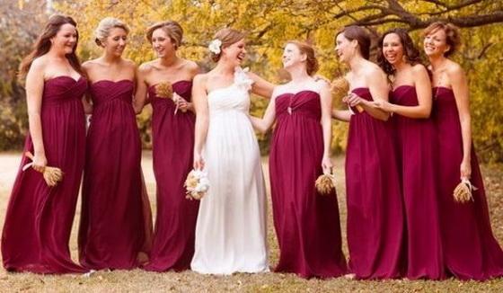 6 فساتين مذهلة باللون العنابي لوصيفات العروس في فصل الخريف