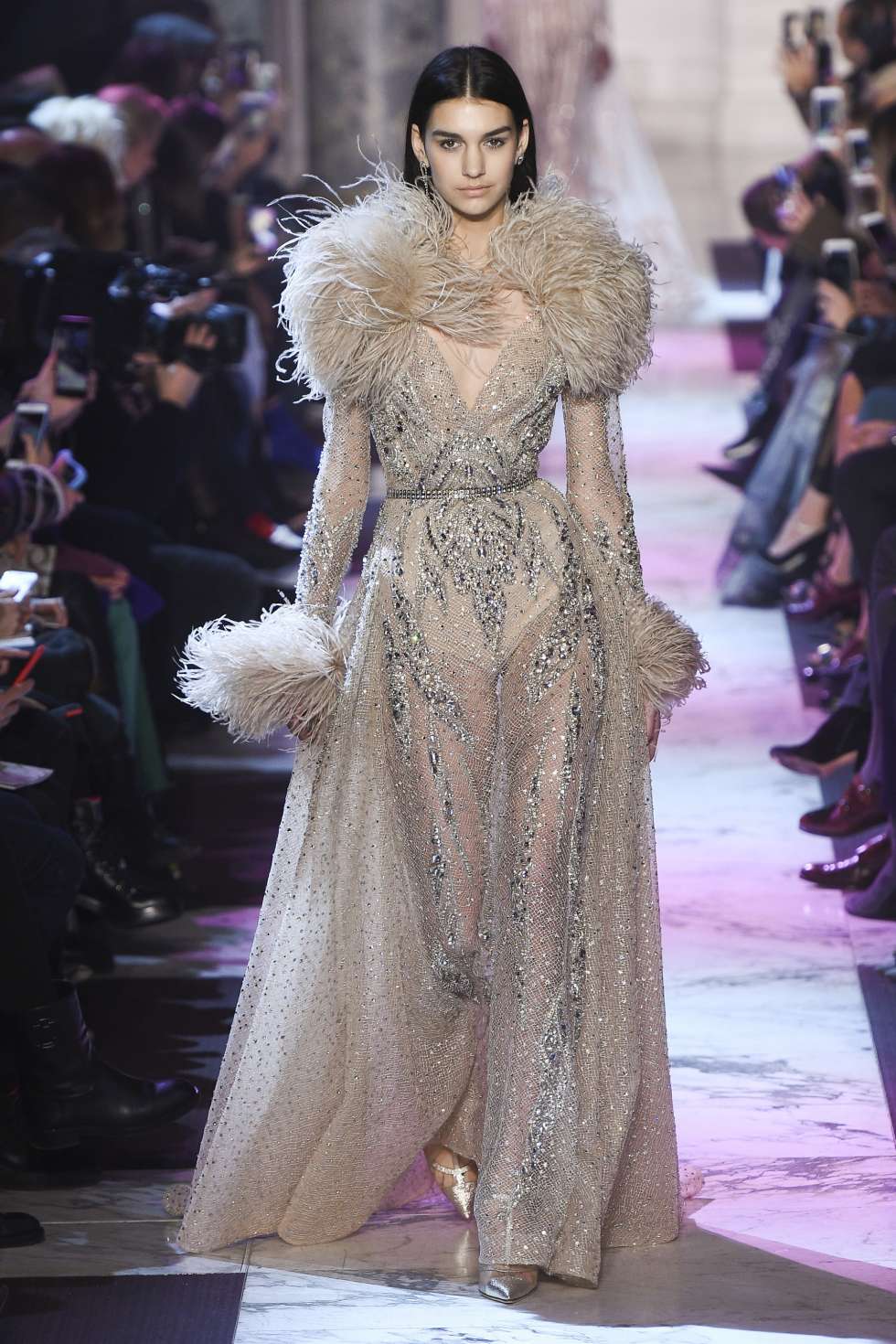 فساتين خطوبة 2018 للعروس الأنيقة من تصميم إيلي صعب فساتين خطوبة 2018 للعروس الأنيقة من تصميم إيلي صعب