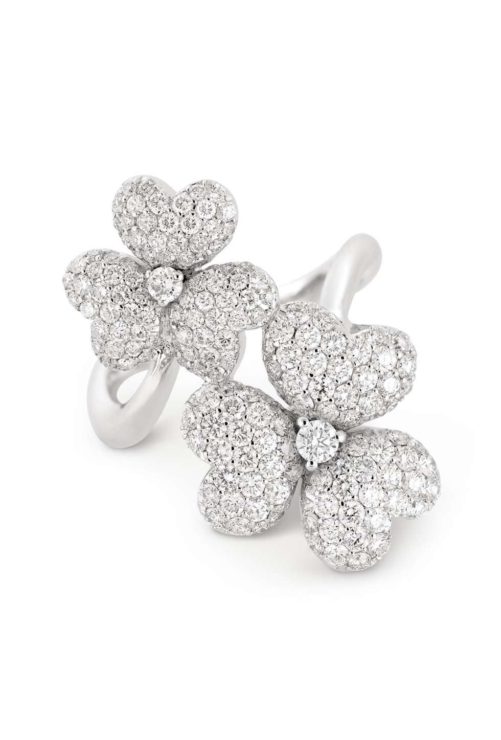 تشكيلة جديدة من المجوهرات احتفالًا بالحب والرومانسية من دار معوّض 