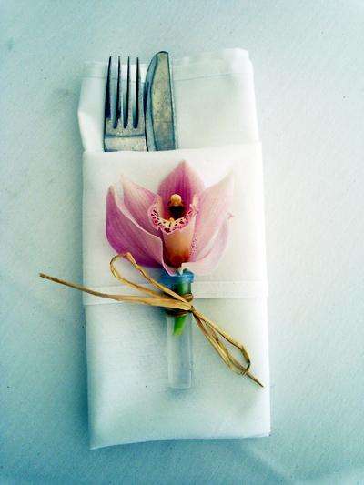إعدادات الطاولة مزينة بأزهار الأوركيدا