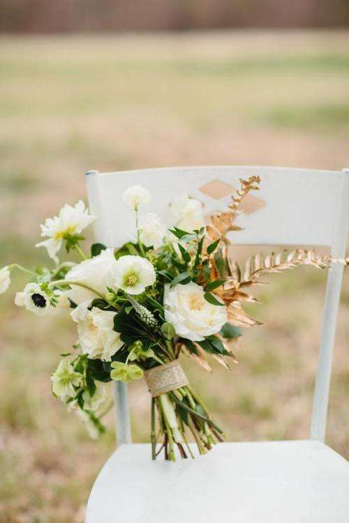 ديكور حفل زفاف باللونين الأبيض الكريمي والنحاسي