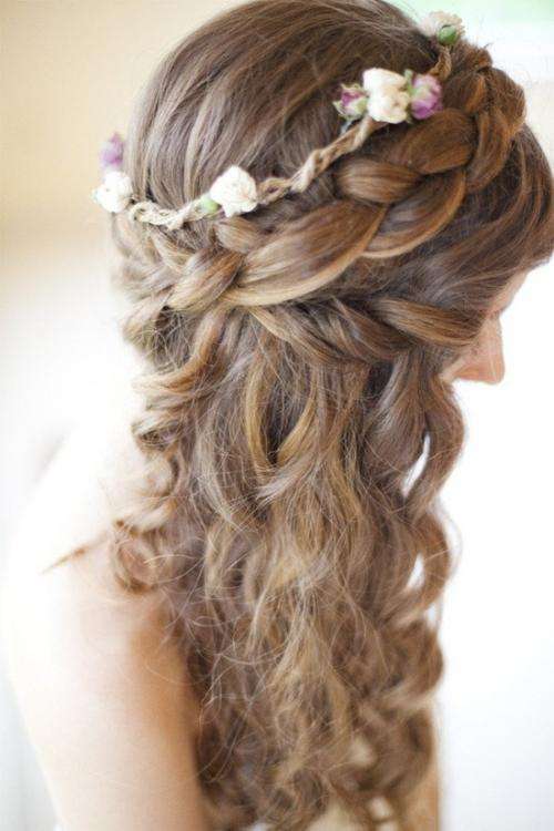 Beautiful Ways to Wear Flowers in Your Hair 