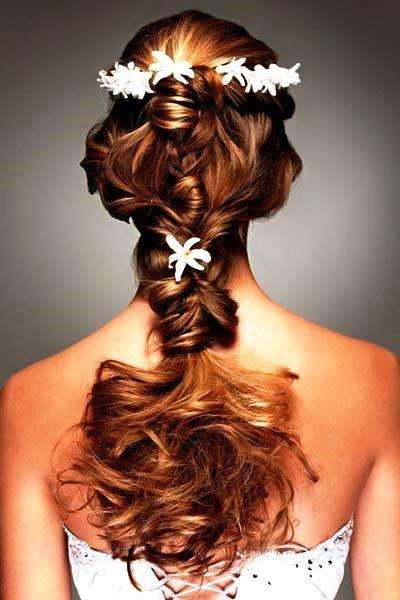 Beautiful Ways to Wear Flowers in Your Hair 