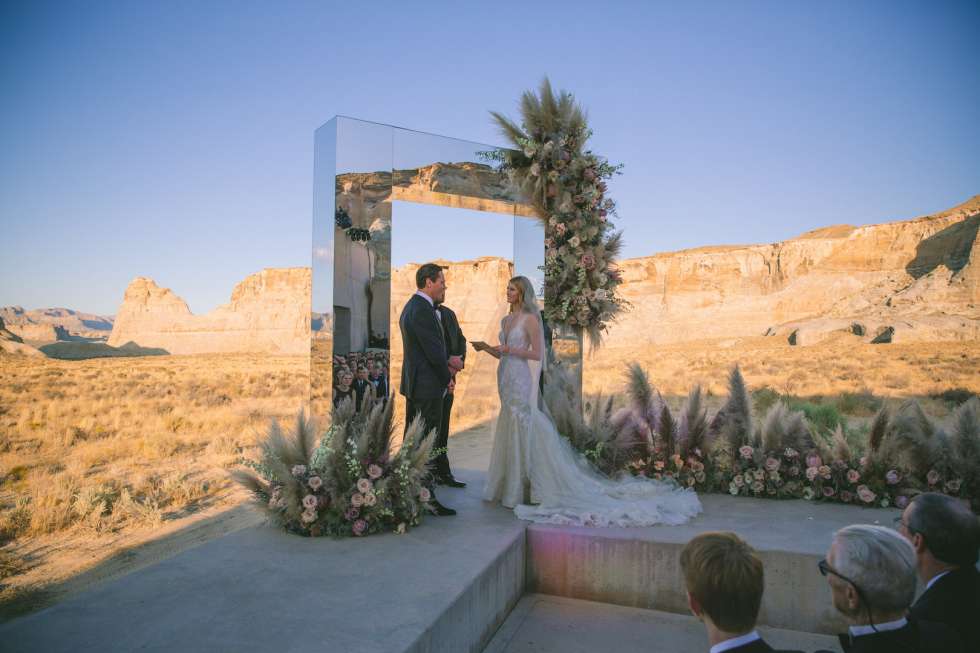 دي جي تيستو يقيم حفل زفافاً في الصحراء من تنظيم كولين كوي