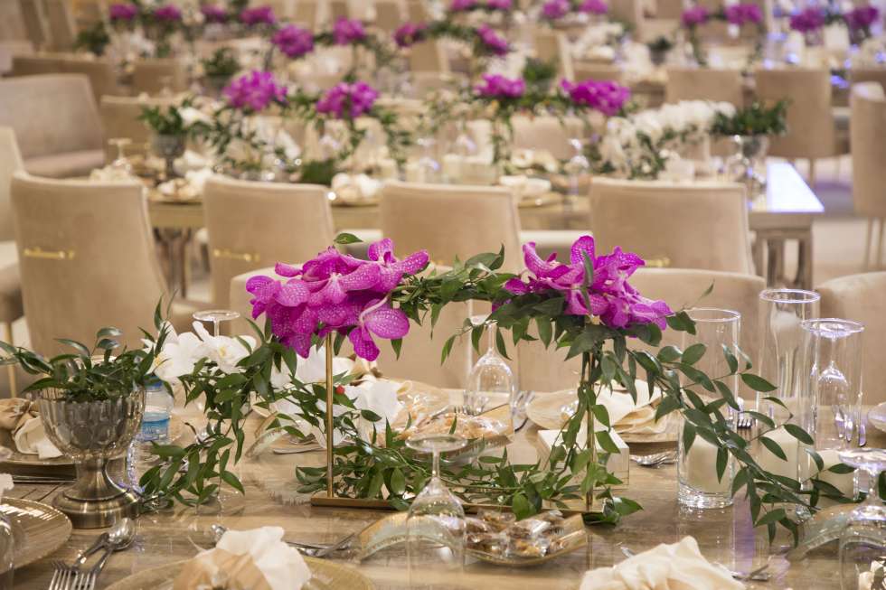 حفل زفاف ساحر مزين بأزهار الأوركيد واللون الأخضر الزمردي في قطر