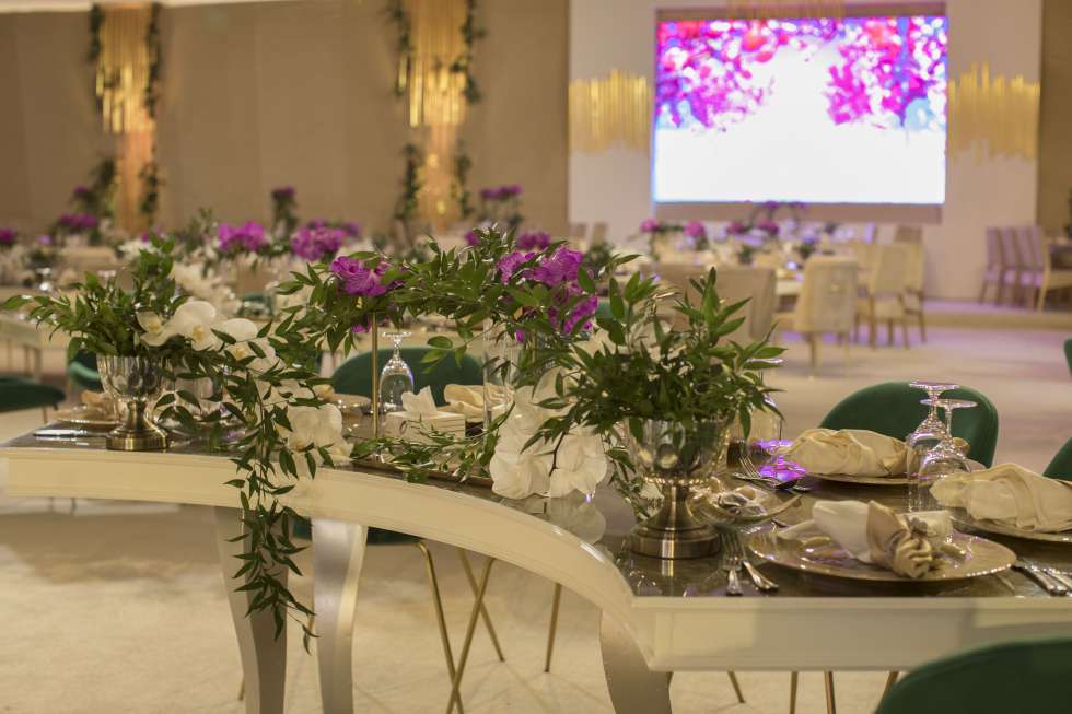 حفل زفاف ساحر مزين بأزهار الأوركيد واللون الأخضر الزمردي في قطر