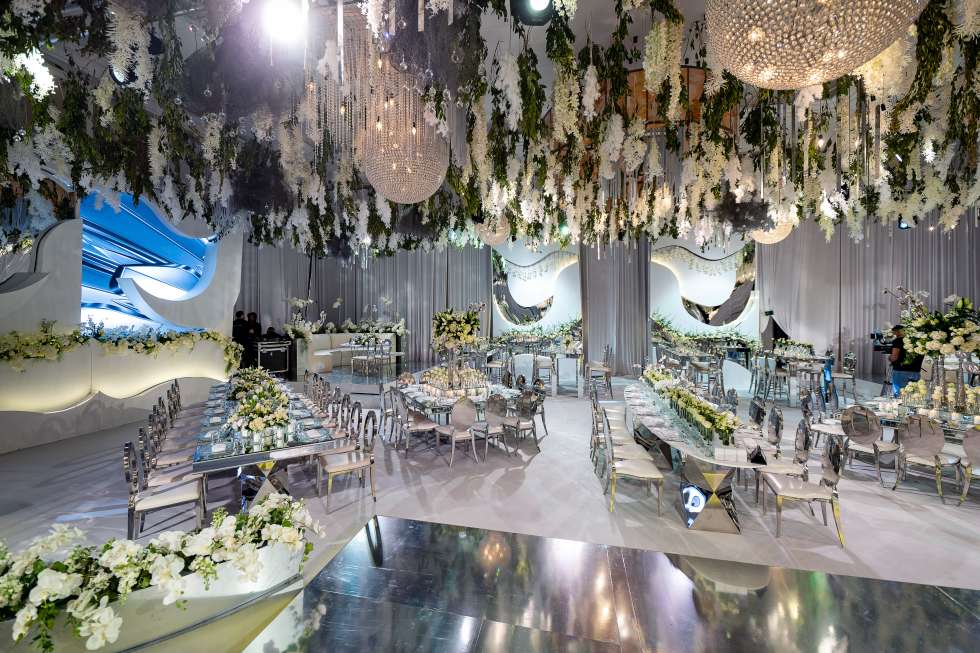 حفل زفاف خيالي مزين بالزهور البيضاء في عمان