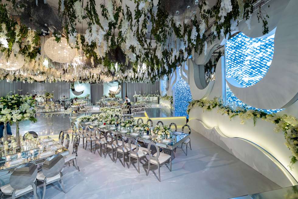 حفل زفاف خيالي مزين بالزهور البيضاء في عمان