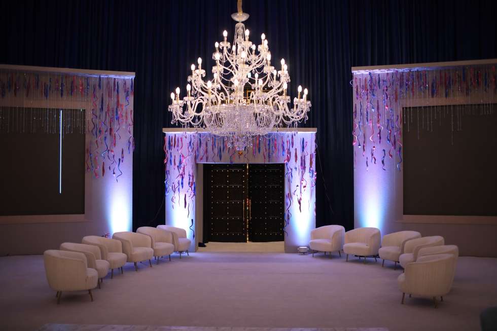 حفل زفاف مزين بالكريستال الملون في قطر