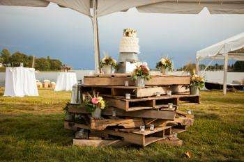 Stunning Stands and Presentations For Your Wedding Cake