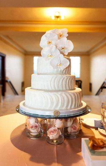 Stunning Stands and Presentations For Your Wedding Cake