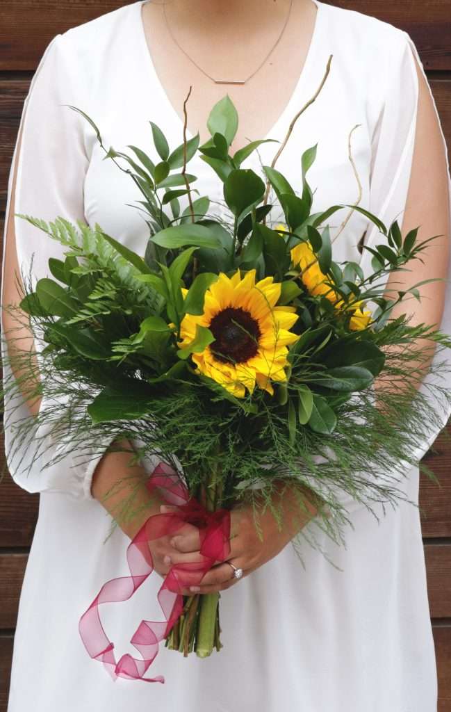12 مسكة عروس بأزهار عباد الشمس لحفل زفاف مشرق