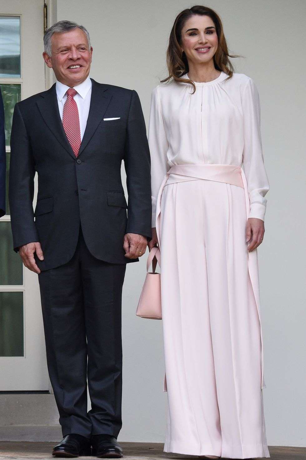 إطلالات مستوحاة من الملكة رانيا العبدالله تناسب العروس المحجبة