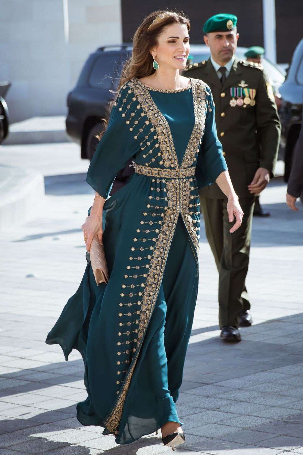 إطلالات مستوحاة من الملكة رانيا العبدالله تناسب العروس المحجبة