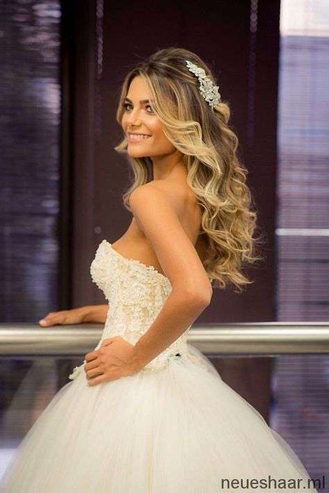 Stunning Bridal Hairdo For Curly Hair