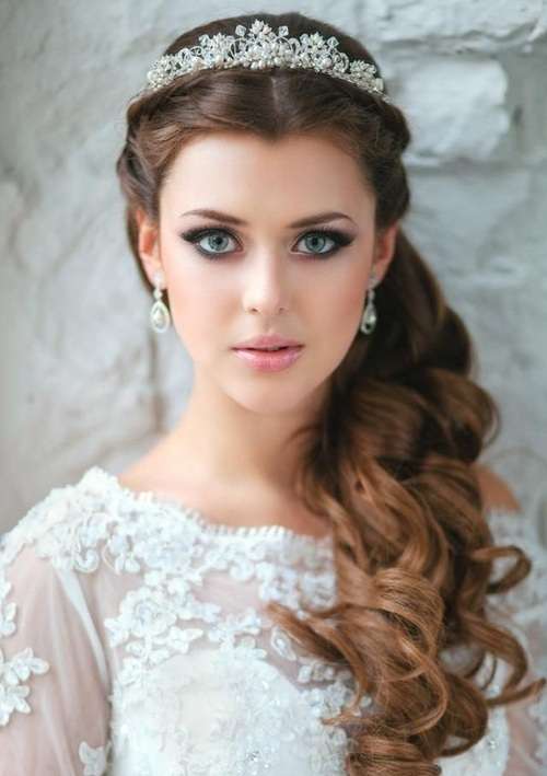 Stunning Bridal Hairdo For Curly Hair