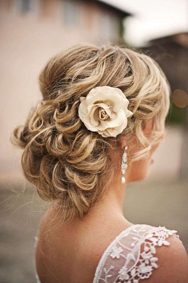 Stunning Bridal Hairdo For Curly Hair