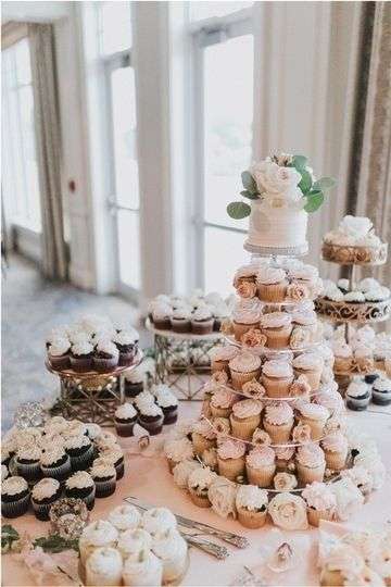 Creative Ways To Display Cupcakes At Your Wedding