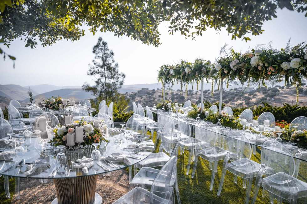 حفل زفاف عند وقت الغروب مع إطلالة رائعة في الأردن