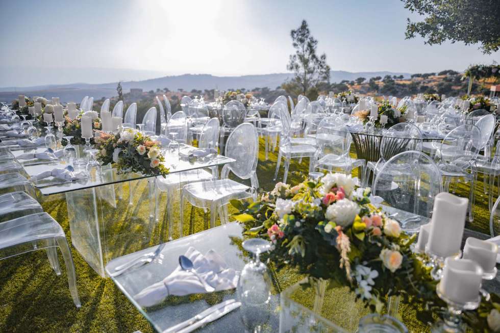حفل زفاف عند وقت الغروب مع إطلالة رائعة في الأردن