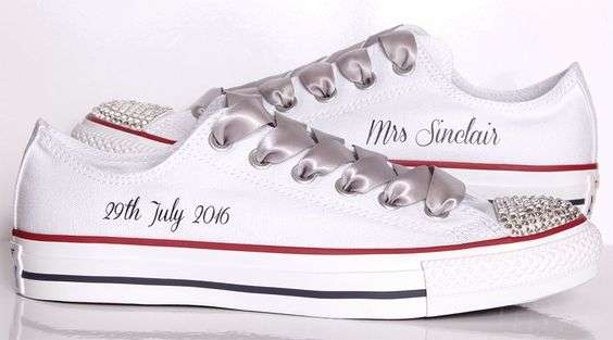 أحذية رياضية لإطلالة عروس مريحة يوم زفافك