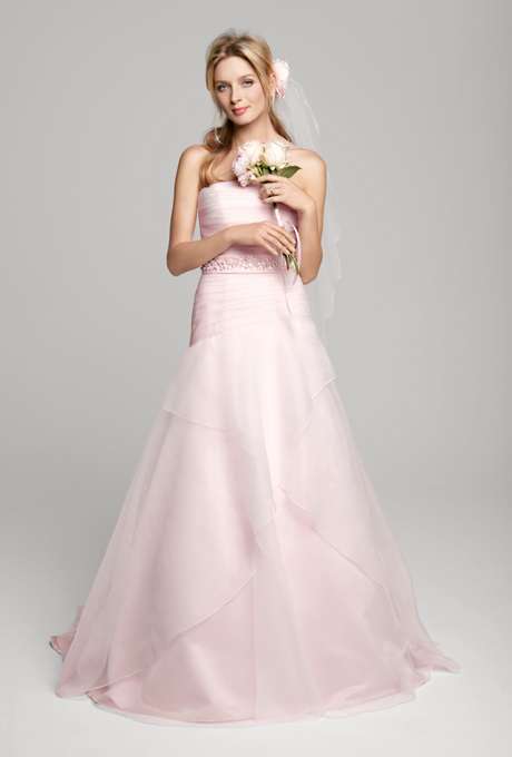 فستان زفاف باللون الوردي من ديفيد برايدال