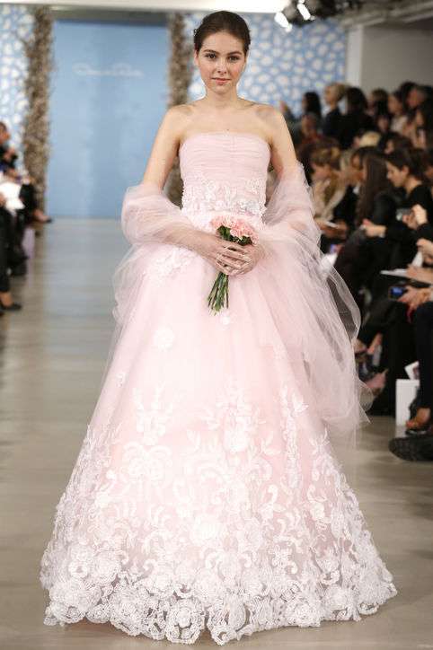 فستان زفاف باللون الوردي من أوسكار دي لا رينتا