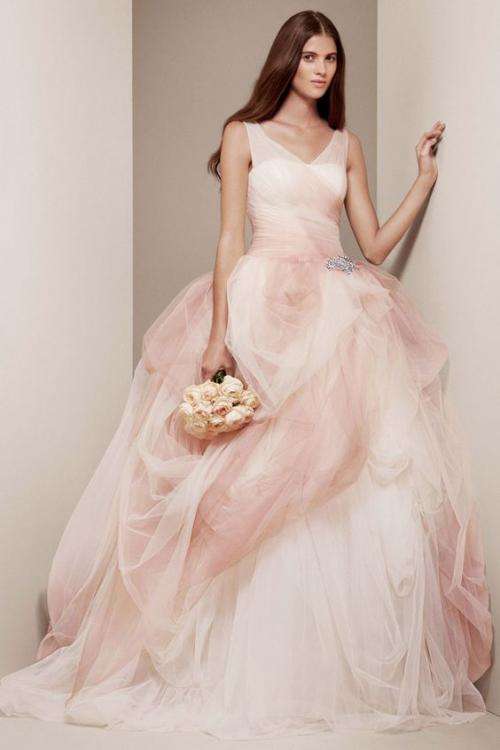 فستان زفاف باللون الوردي