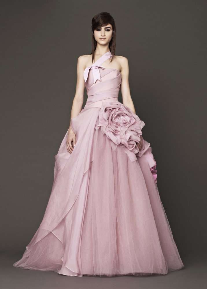 فستان زفاف باللون الوردي من فيرا وانغ