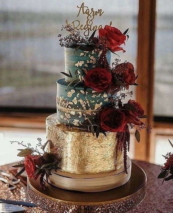 Lovely Christmas Inspired Wedding Cakes