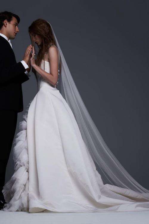 فساتين زفاف فيرا وانغ لخريف 2017 في أسبوع نيويورك لأزياء الزفاف