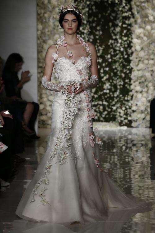 مجموعة ريم عكرا لفساتين الزفاف لخريف 2015