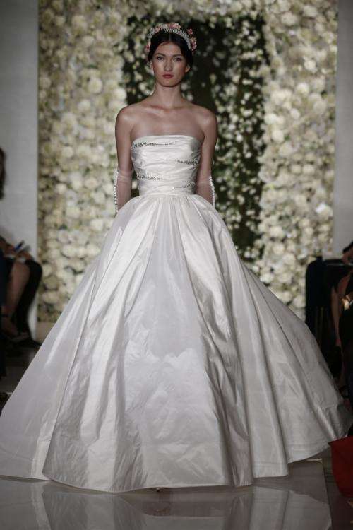 مجموعة ريم عكرا لفساتين الزفاف لخريف 2015