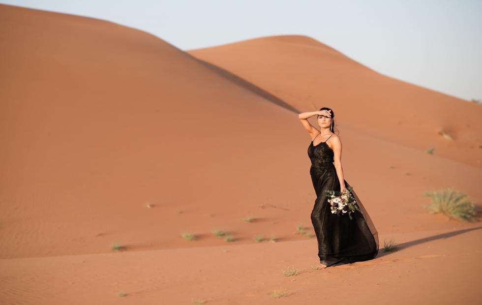 "الخروج عن المألوف": حفل زفاف ساحر في صحراء الإمارات