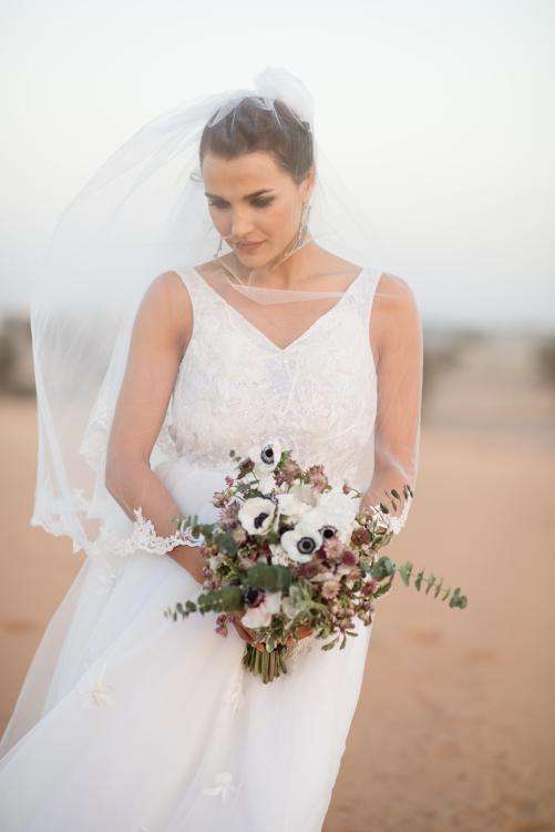 "الخروج عن المألوف": حفل زفاف ساحر في صحراء الإمارات "الخروج عن المألوف": حفل زفاف ساحر في صحراء الإمارات