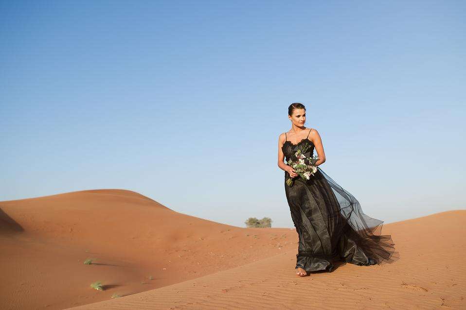 "الخروج عن المألوف": حفل زفاف ساحر في صحراء الإمارات "الخروج عن المألوف": حفل زفاف ساحر في صحراء الإمارات