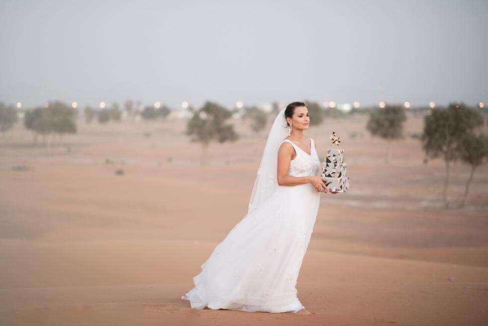 "الخروج عن المألوف": حفل زفاف ساحر في صحراء الإمارات "الخروج عن المألوف": حفل زفاف ساحر في صحراء الإمارات