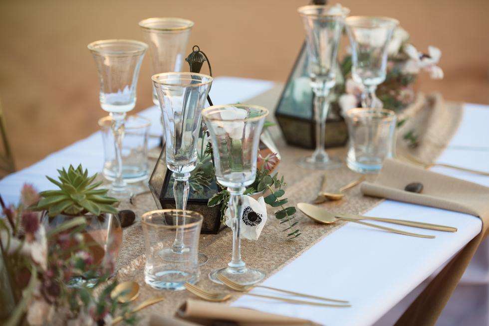 "الخروج عن المألوف": حفل زفاف ساحر في صحراء الإمارات "الخروج عن المألوف": حفل زفاف ساحر في صحراء الإمارات