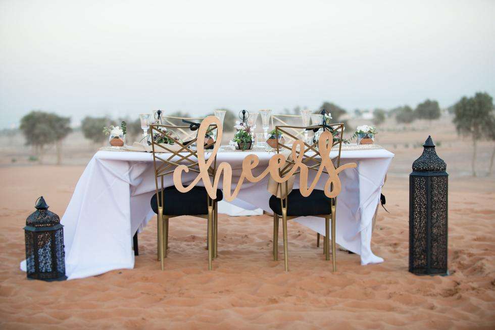 "الخروج عن المألوف": حفل زفاف ساحر في صحراء الإمارات "الخروج عن المألوف": حفل زفاف ساحر في صحراء الإمارات