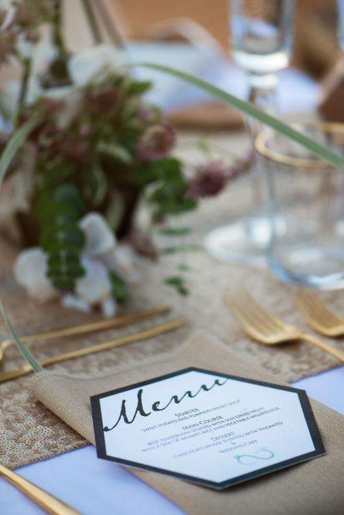 "الخروج عن المألوف": حفل زفاف ساحر في صحراء الإمارات "الخروج عن المألوف": حفل زفاف ساحر في صحراء الإمارات