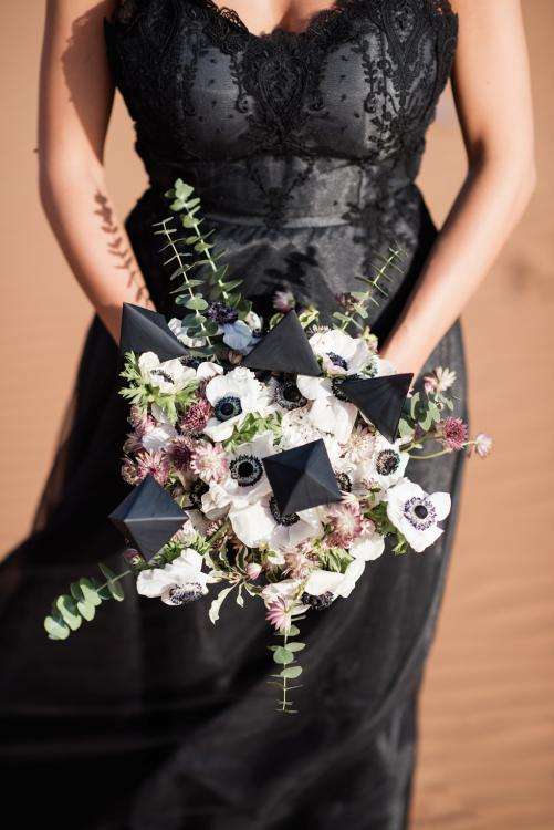 "الخروج عن المألوف": حفل زفاف ساحر في صحراء الإمارات "الخروج عن المألوف": حفل زفاف ساحر في صحراء الإمارات