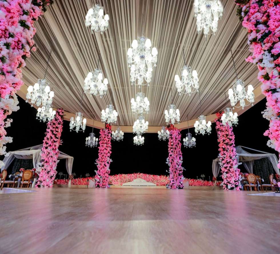 حفل زفاف فاخر باللون الوردي في قطر
