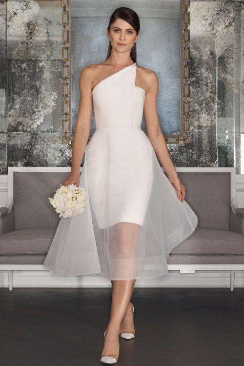 عرض مجموعة رومونا كيفيزا لفساتين الزفاف لخريف 2017 في أسبوع نيويورك لأزياء الزفاف