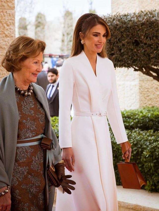 فساتين كتب كتاب مستوحاة من إطلالات الملكة الأردنية رانيا العبدالله