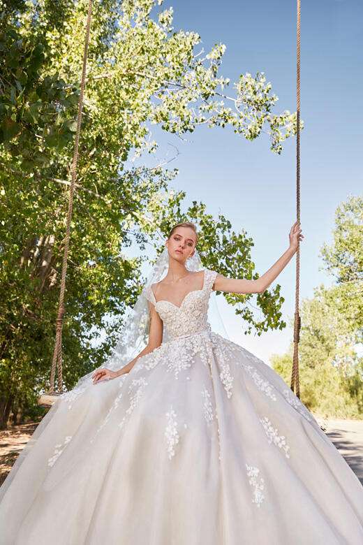 Elie Saab Fall 2021 Wedding Dresses 7