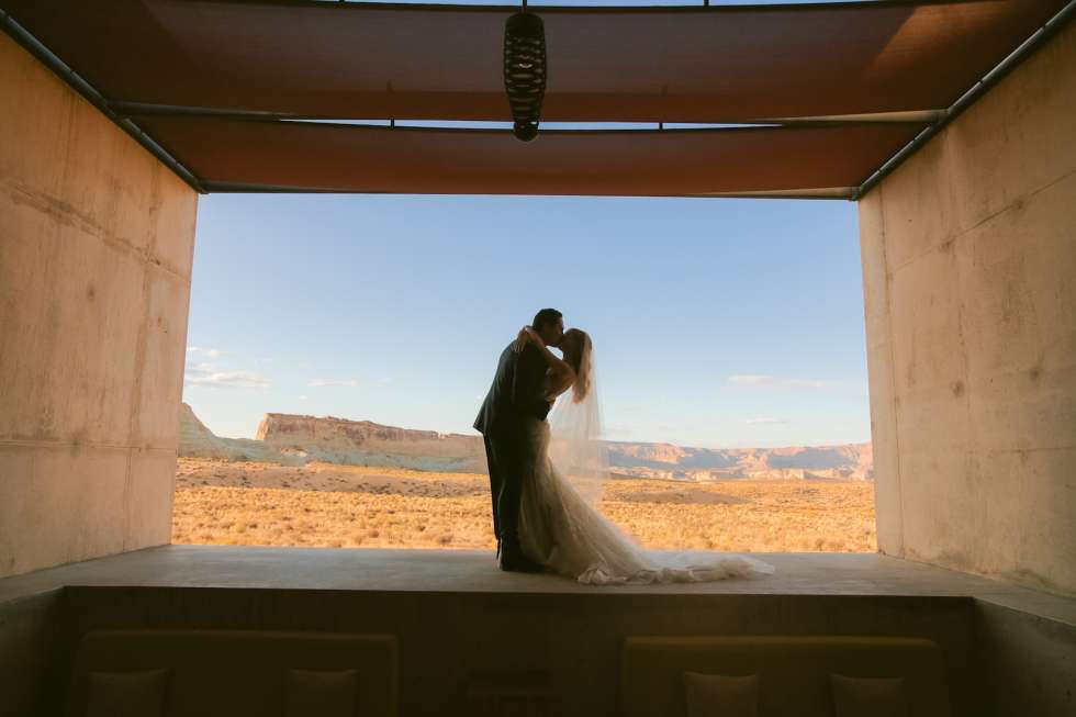 دي جي تيستو يقيم حفل زفافاً في الصحراء من تنظيم كولين كوي